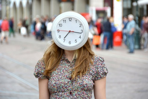 Frau, Uhr, Einkaufsstraße, Kunst, Installation, Gesicht, Blümchen Bluse, Arme, blonde Haare