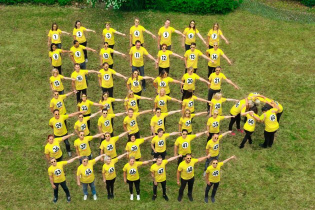 Menschen, gelbe T-Shirts, Zahlen, Wiese, 1-49. 60, Lotto,